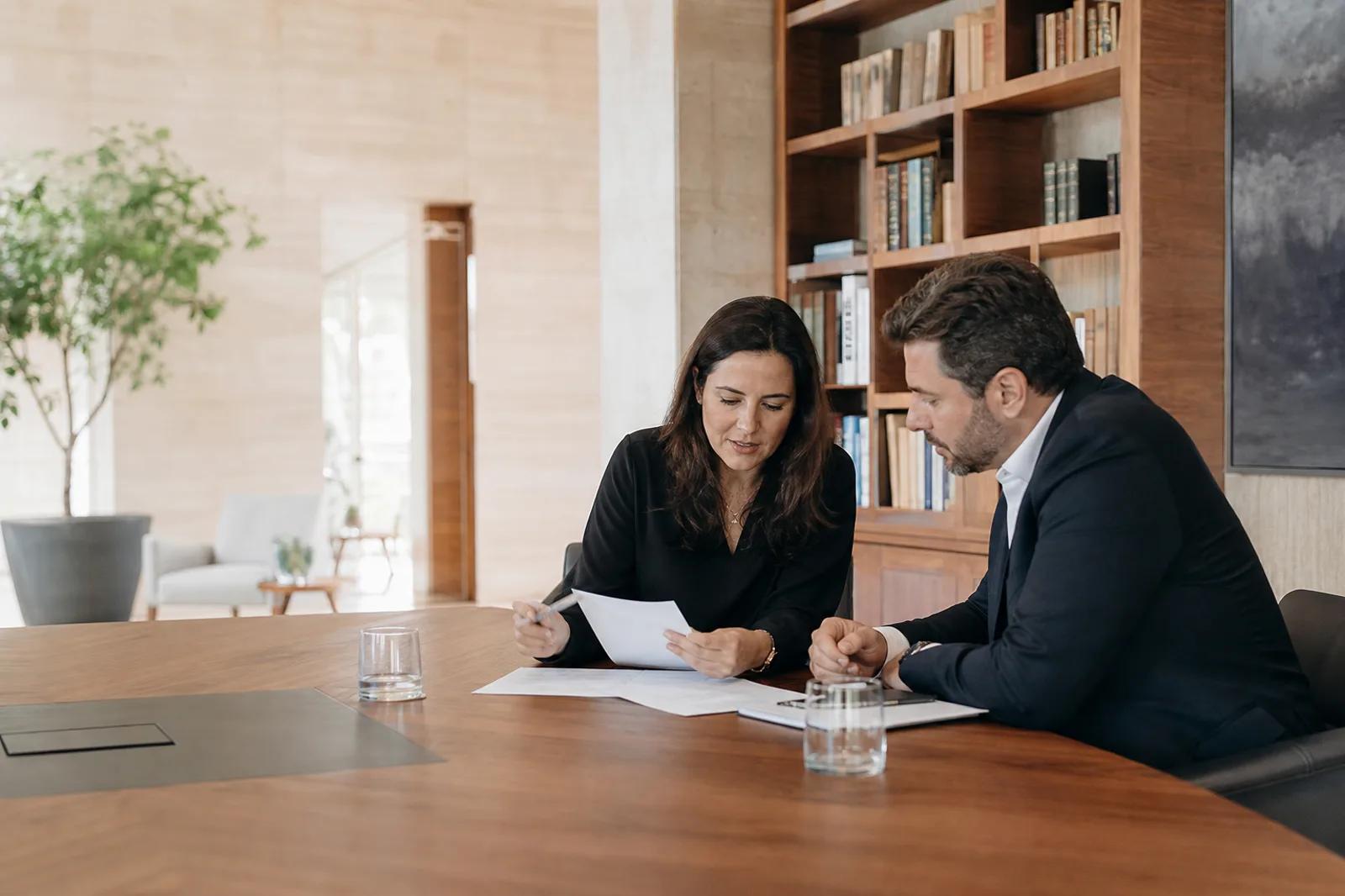 Profissionais analisando documentos em uma consulta